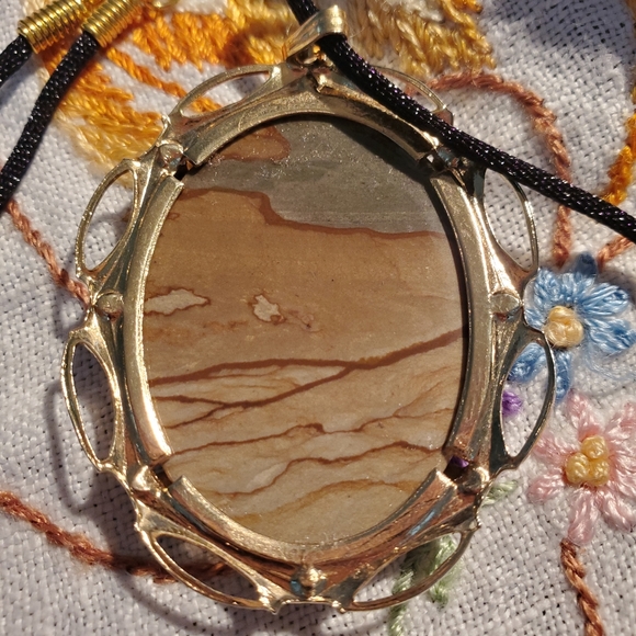 Picture Jasper Pendant Vintage with New Necklace Cord Giftboxed - Picture 4 of 5